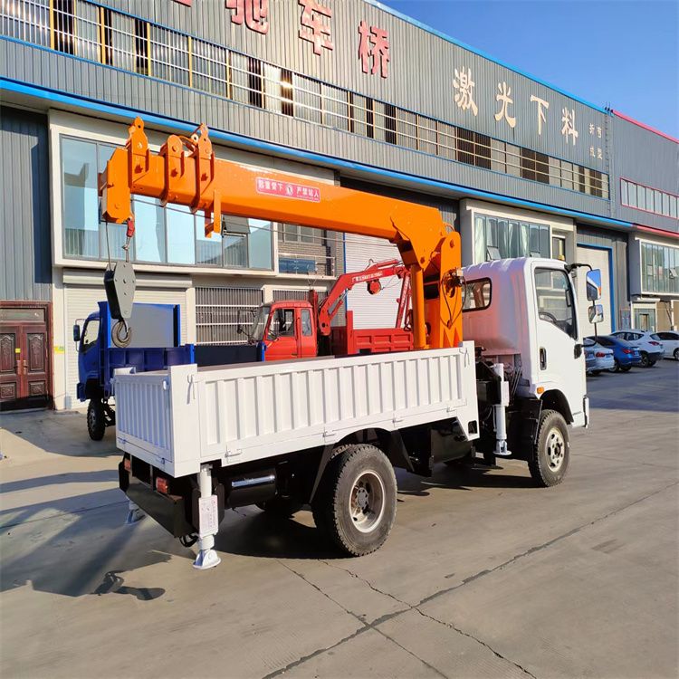 普兰店区三轮随车吊定制 农用改装机自备吊中瑞长期出售